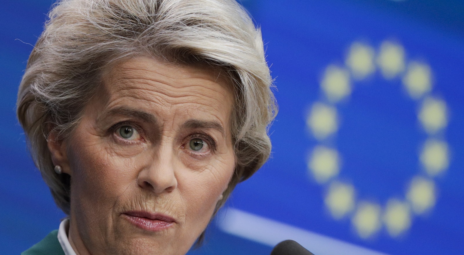 epa10257043 European Commission President Ursula von der Leyen gives a press conference at the end of the two-day EU Council meeting in Brussels, Belgium, 21 October 2022. EU leaders reached an agreement on Energy prices and agreed to work on measures to contain energy prices.  EPA/OLIVIER HOSLET
