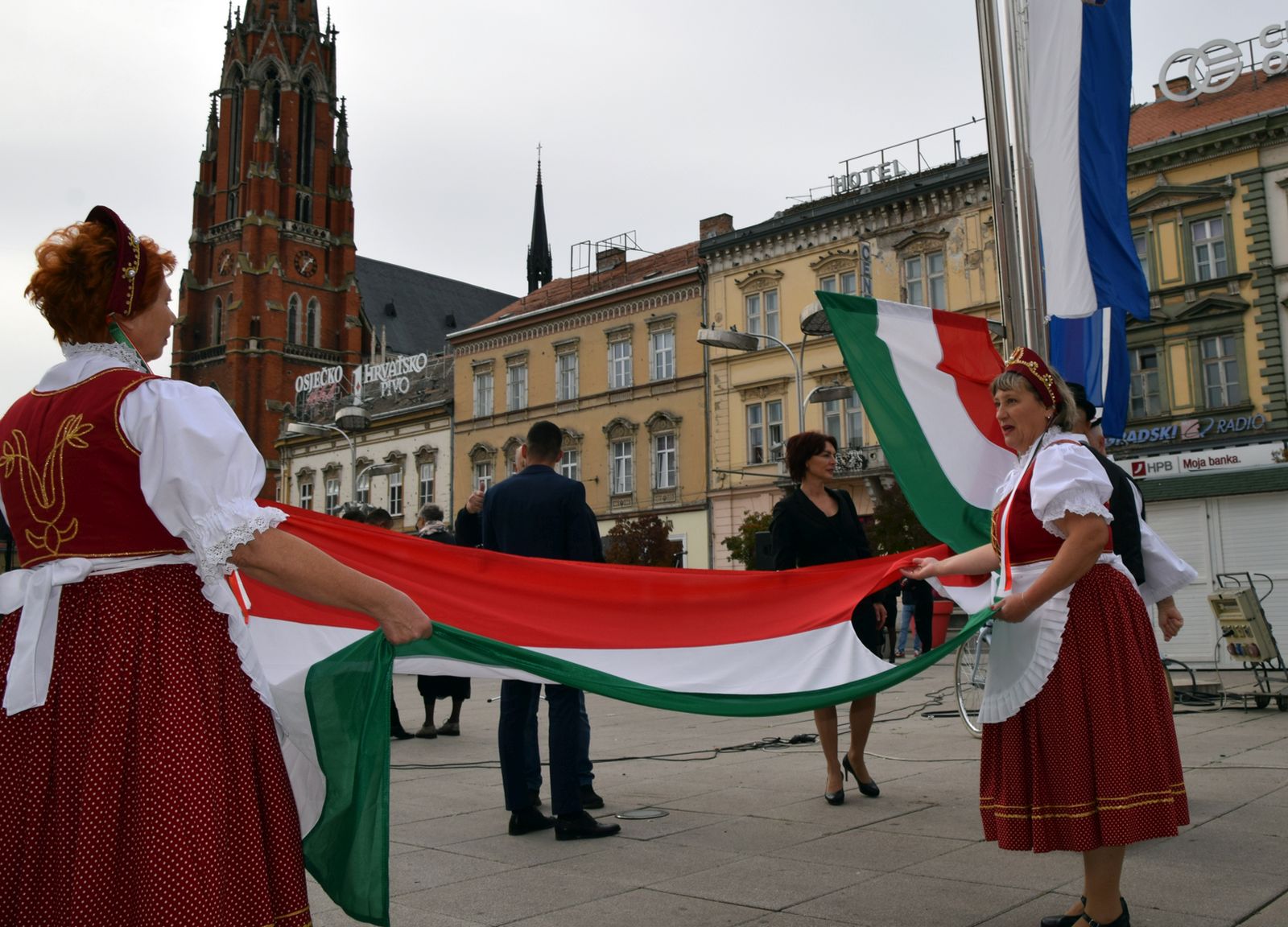 Osijek, 21.10.2022 - Podizanjem „probušene“ zastave, mađarske trobojnice s izrezanom sredinom, simbola Mađarske revolucije iz 1956. godine, na središnjem osječkom Trgu Ante Starčevića u petak je svečano obilježena 66. godišnjica Mađarske revolucije i borbe za slobodu mađarskog naroda 1956. godine.
foto HINA/ ds
