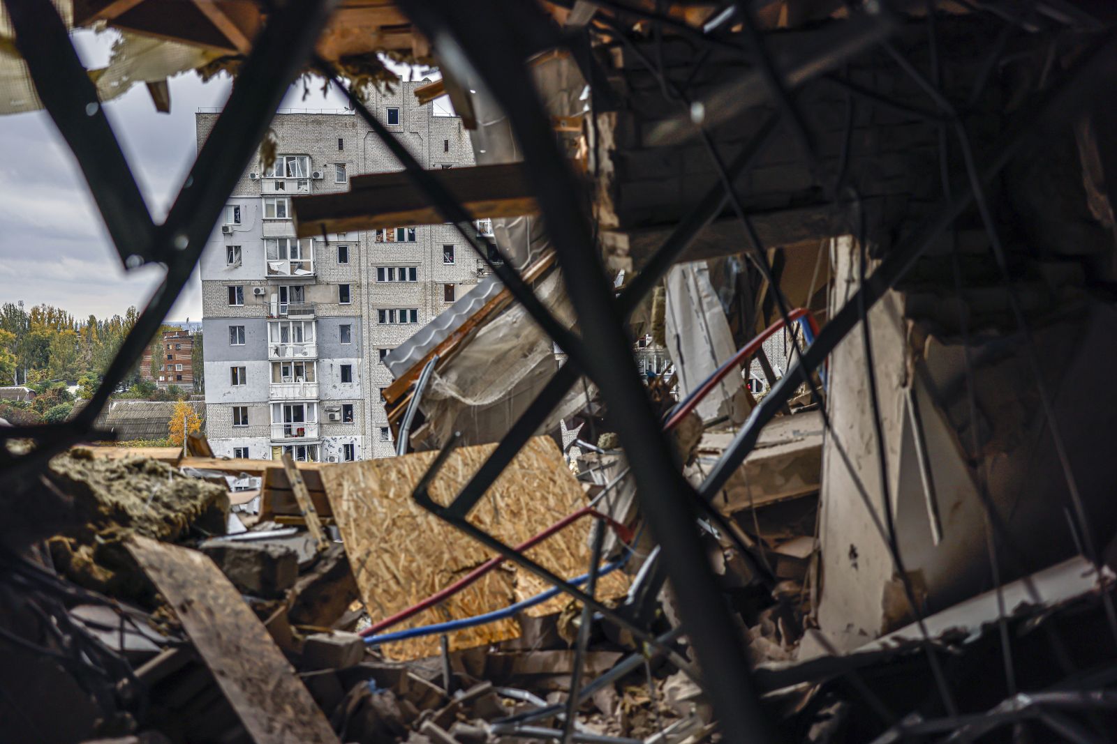 epa10260900 A damaged flat hit by shelling in Mykolaiv, southern Ukraine, 23 October 2022. Russian troops on 24 February entered Ukrainian territory, starting a conflict that has provoked destruction and a humanitarian crisis.  EPA/HANNIBAL HANSCHKE