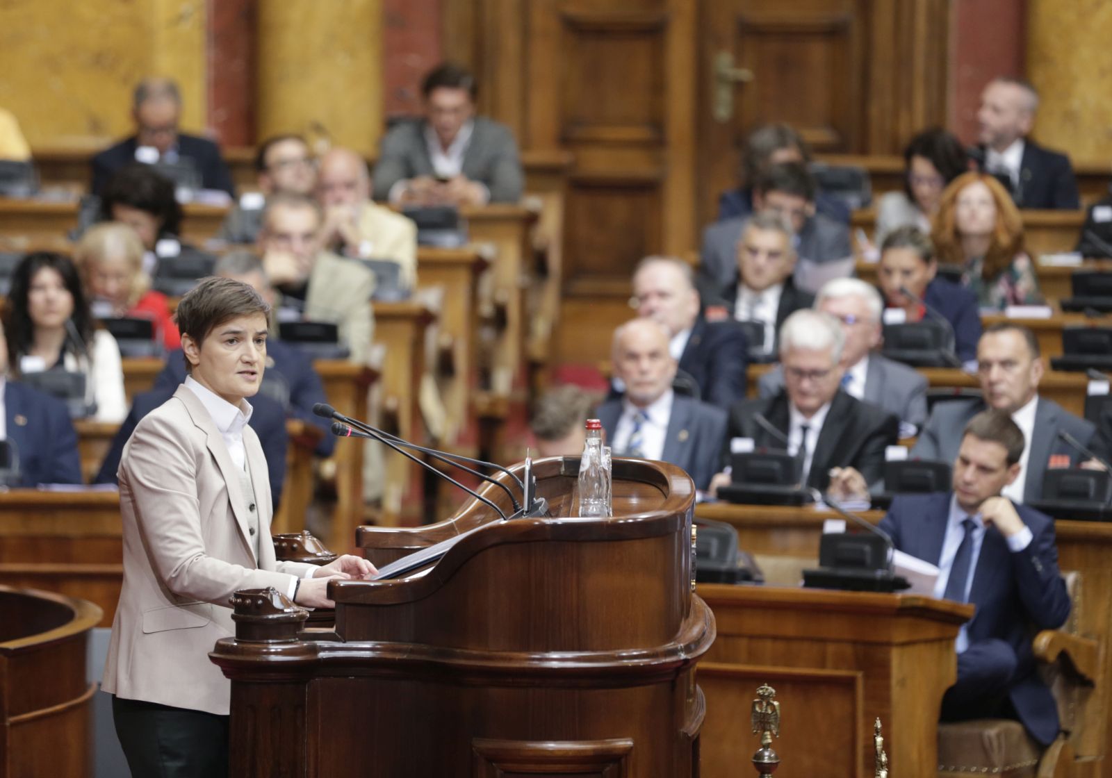 epa10264716 Designated Serbian Prime Minister Ana Brnabic delivers her plan for a new government to members of parliament in Belgrade, Serbia, 25 October 2022. The government will have 25 ministries, four more than the previous one and is only expected to remain in office until 2024 as previously announced by President Vucic.  EPA/ANDREJ CUKIC