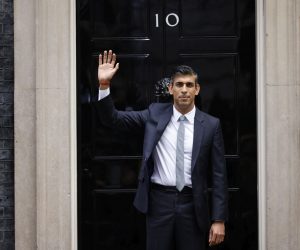epaselect epa10264655 Britain's new Prime Minister Rishi Sunak arrives in Downing Street, London, Britain, 25 October 2022. Sunak has taken over as Prime Minister after going to see King Charles III at Buckingham Palace. He is the youngest British prime minister in modern political history.  EPA/TOLGA AKMEN
