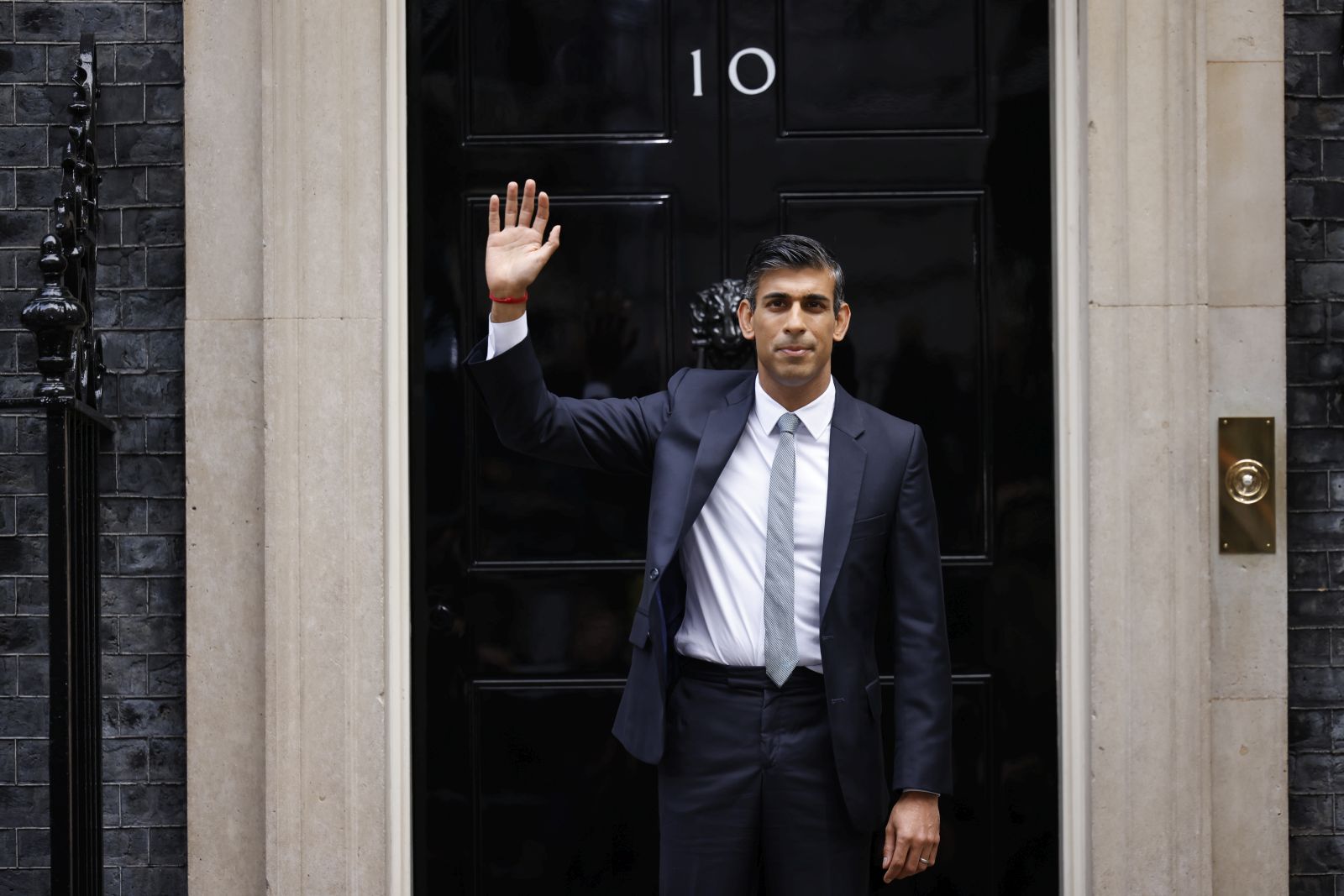 epaselect epa10264655 Britain's new Prime Minister Rishi Sunak arrives in Downing Street, London, Britain, 25 October 2022. Sunak has taken over as Prime Minister after going to see King Charles III at Buckingham Palace. He is the youngest British prime minister in modern political history.  EPA/TOLGA AKMEN