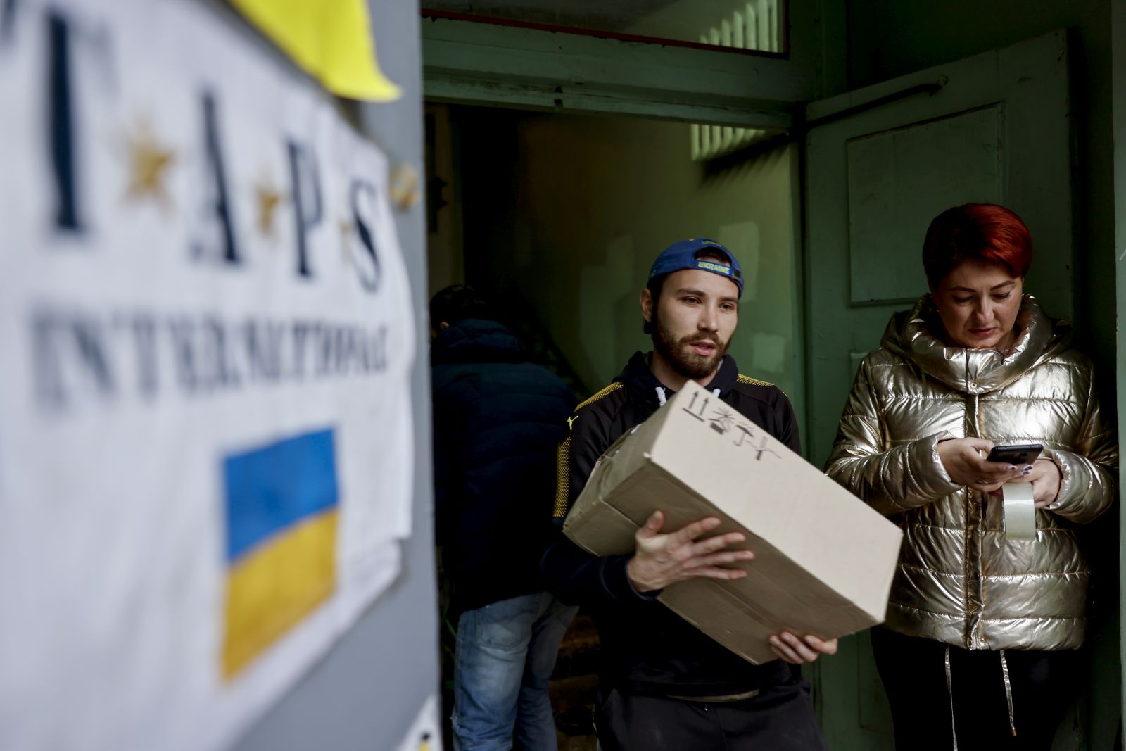 epa10266844 A volunteer carries food at a help center in Dnipro, Ukraine, 26 October 2022. More than 1,000 volunteers of the center organise and distribute food, medicine and other supplies to armed forces at the frontline and also to civilians. Russian troops on 24 February entered Ukrainian territory, starting a conflict that has provoked destruction and a humanitarian crisis.  EPA/HANNIBAL HANSCHKE