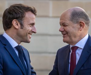 epa10267019 French President Emmanuel Macron (L)  welcomes Chancellor of Germany Olaf Scholz (R) at Elysee Palace before their work lunch in Paris, France, 26 October 2022.  EPA/CHRISTOPHE PETIT TESSON