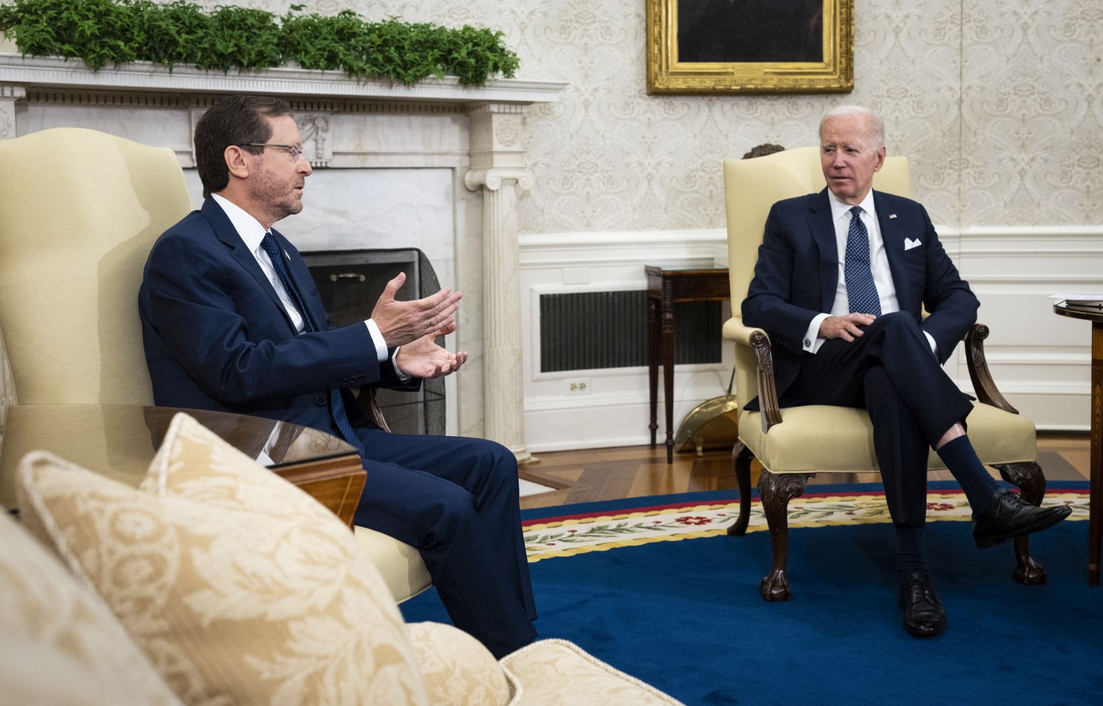 epa10267424 US President Joe Biden (R) meets with Israeli President Isaac Herzog in the Oval Office at the White House in Washington, DC, USA, 26 October 2022.  EPA/DOUG MILLS / POOL