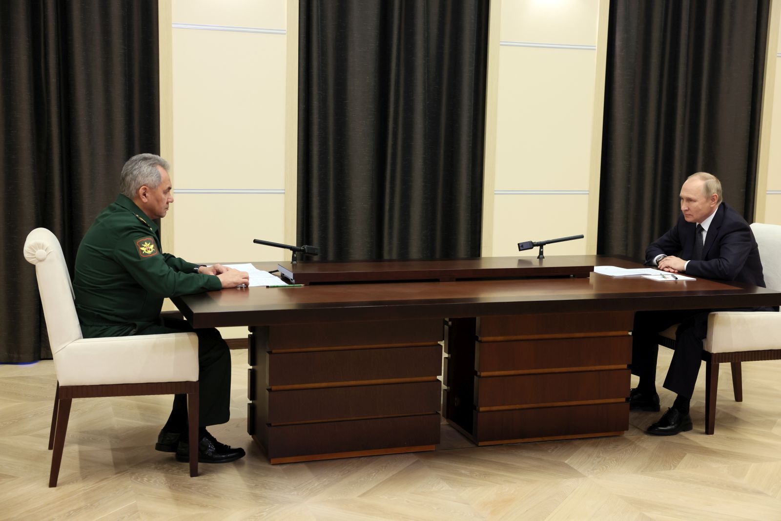 epa10271688 Russian President Vladimir Putin (R) meets with Russian Defence Minister Sergei Shoigu at the Novo-Ogaryovo state residence, outside Moscow, Russia, 28 October 2022.  EPA/MIKHAIL METZEL / KREMLIN POOL MANDATORY CREDIT