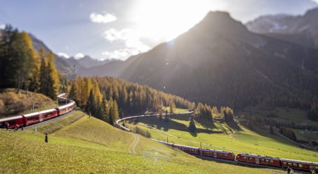 ‘Alpsko krstarenje’: Najduži putnički vlak prošao kroz Švicarske Alpe