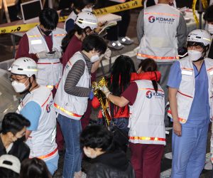 epa10273767 Medical workers attend to victims following a deadly stampede the previous day during Halloween celebrations, in Seoul's Itaewon district, in Seoul, South Korea, 30 October 2022.  EPA/YONHAP SOUTH KOREA OUT