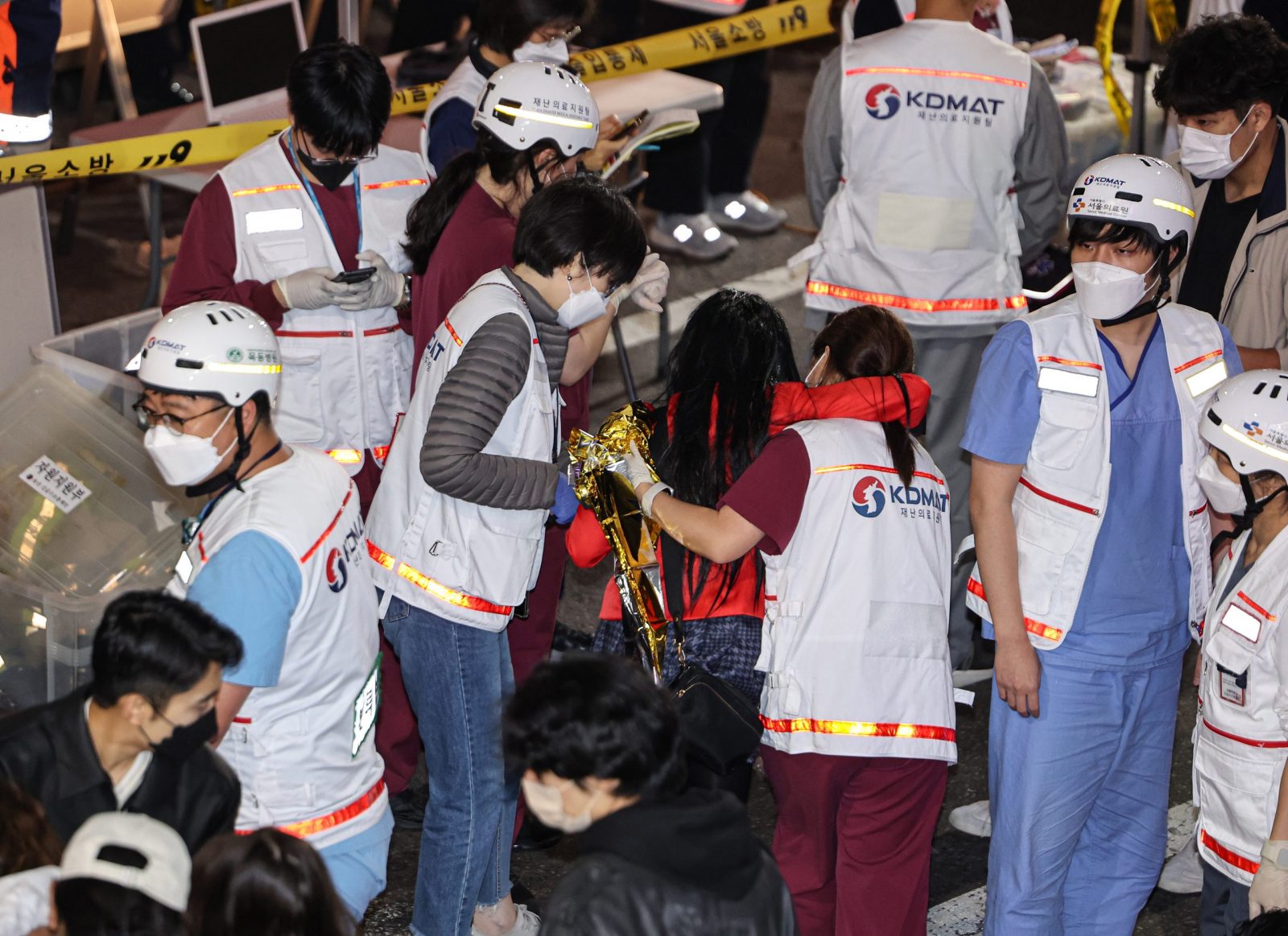epa10273767 Medical workers attend to victims following a deadly stampede the previous day during Halloween celebrations, in Seoul's Itaewon district, in Seoul, South Korea, 30 October 2022.  EPA/YONHAP SOUTH KOREA OUT
