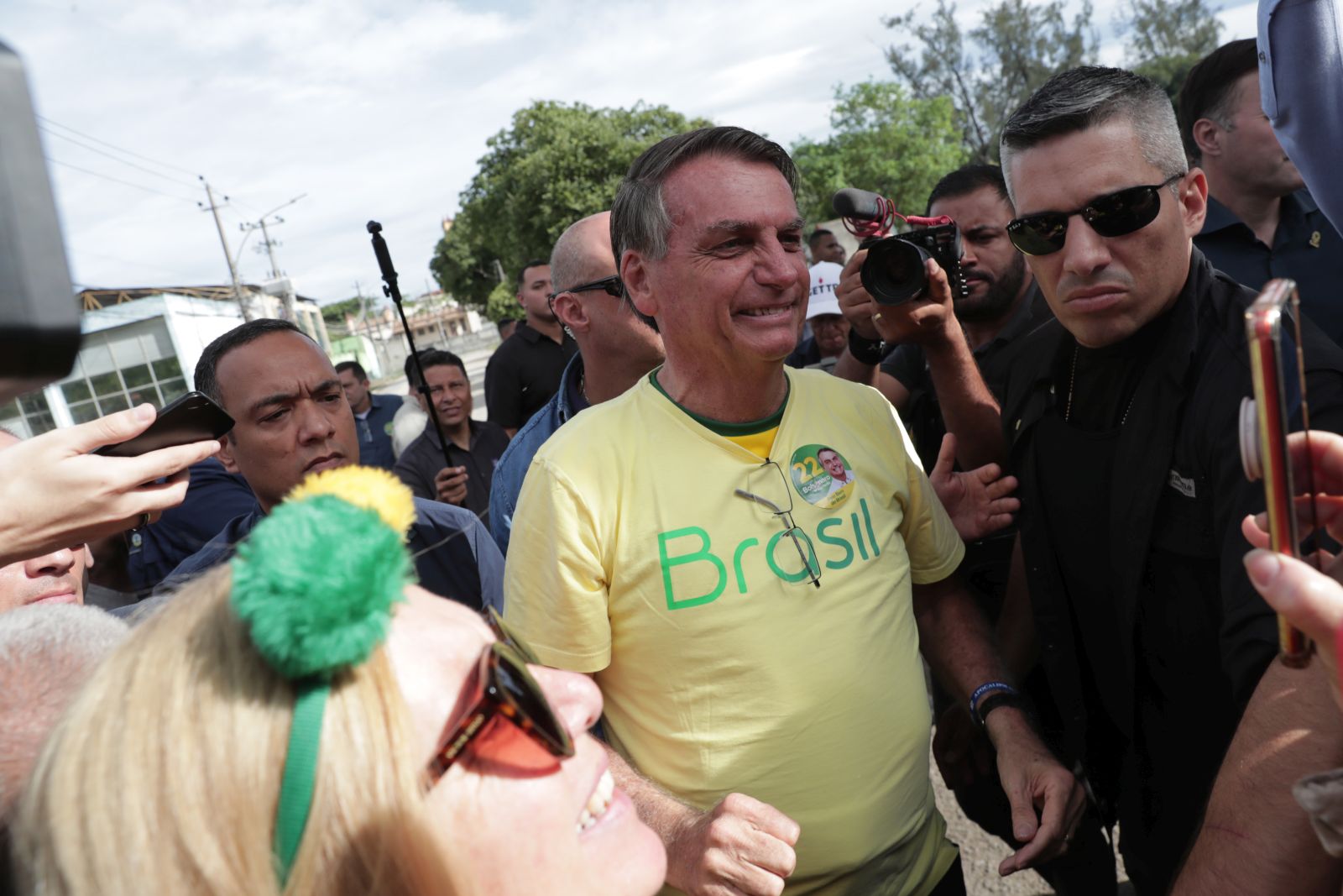 epa10274840 Brazilian president and candidate for re-election Jair Bolsonaro meets supporters as he arrives to vote at a polling station in Rio de Janeiro, Brazil, 30 October 2022.  EPA/ANDRE COELHO