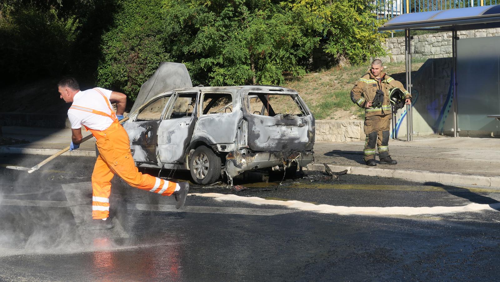 03.10.2022.,Split - Potpuno izgorjelo vozilo u Ulici Hrvatske mornarice pored Turske kule.
 Photo: Ivo Cagalj/PIXSELL