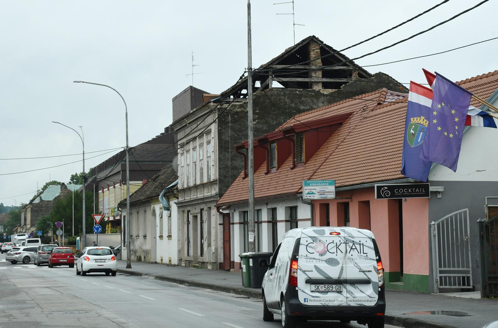 08.07.2022.,Sisak - U gradskom sredistu jos uvijek je dosta kuca na kojima nista nije radjeno i koje izgledaju kao nakon potresa koji je zadesio Sisak u prosincu 2020.
 Photo: Nikola Cutuk/PIXSELL