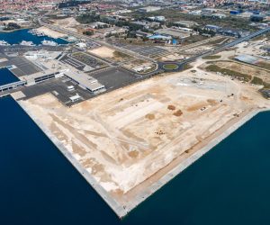 10.04.2020., Zadar - Lucka uprava Zadar zavrsila je jos jedan veliki infrastrukturni projekt u sklopu izgradnje Nove luke Zadar u Gazenici. Rijec je o dovrsetku izgradnje obalnih zidova i zastitnih nasipa na novom terminalu u gospodarskom dijelu luke koja se obalnom crtom nastavlja na putnicki terminal, u smjeru Bibinja. Radovi vrijedni više od 19 milijuna eura s PDV-om zapoceli su u rujnu 2018. godine, a izveli su ih splitski Pomgrad inzenjering i njemacki Strabag AG. Radovi su financirani kreditom KfW njemacke razvojne banke.rPhoto: Dino Stanin/PIXSELL