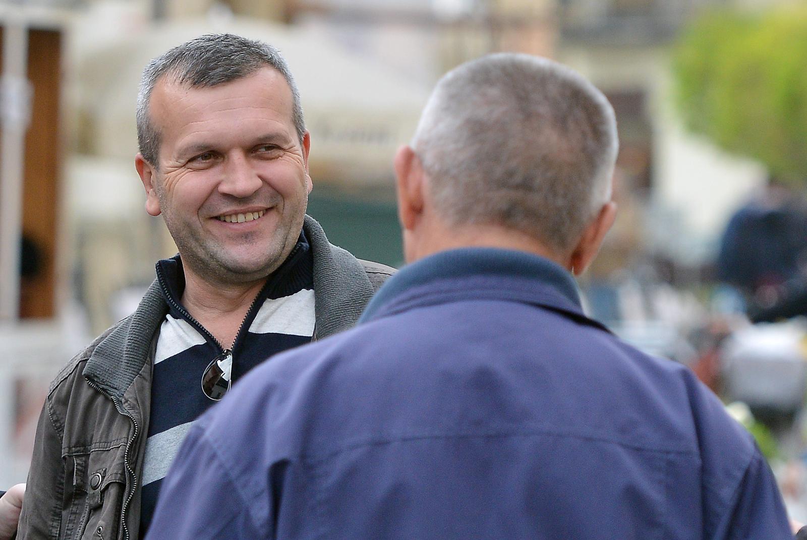 17.11.2015., Varazdin - Novoizabrani saborski zastupnik HDZ-a Andjelko Stricak porazgovao je na glavnom gradskom trgu s gradjanima.rPhoto: Marko Jurinec/PIXSELL