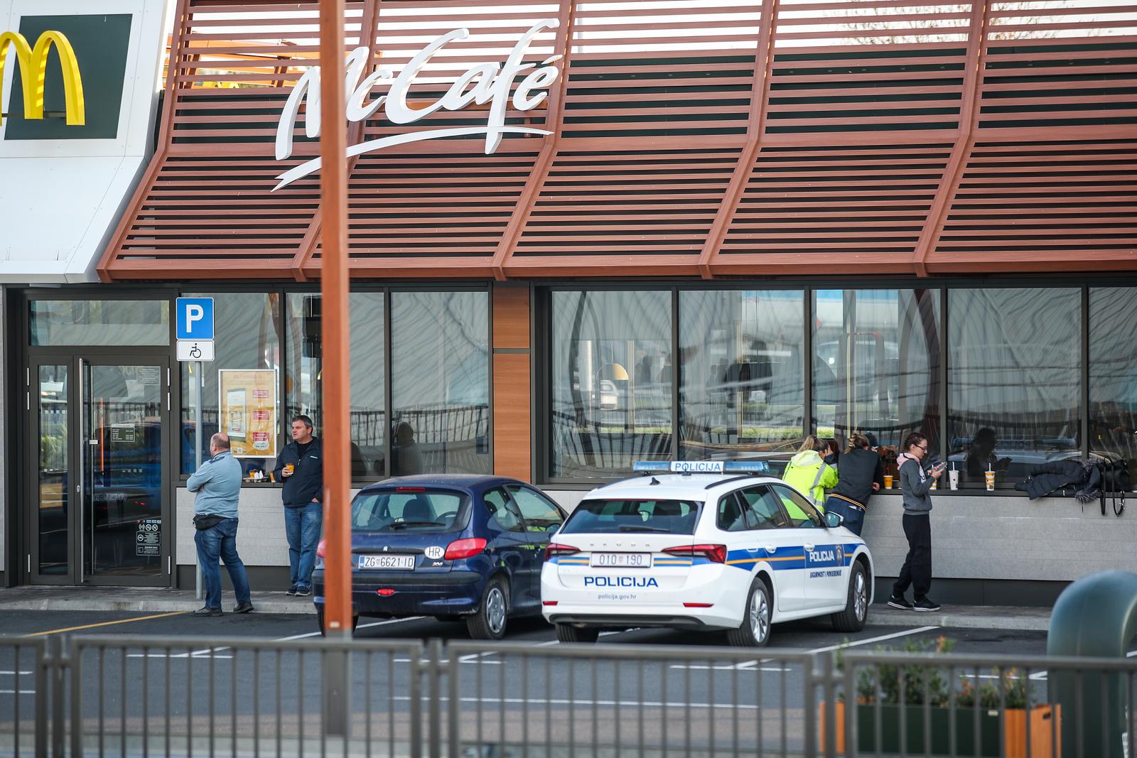 20.10.2022., Zagreb - Policija ispred McDonaldsapored Z centra na Ljubljanskoj provjerava dojavu koja je upucena mailom na vise medijskih redakcija, a dojavljeno je da je u objekt postavljena eksplozivna naprava. Dojava o bombi upucena je na pet lokacija u Zagrebu - zracnoj luci, dvije policijske postaje te dva McDonaldsa. Photo: Slavko Midzor/PIXSELL
