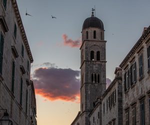 22.09.2022., Stara gradska jezgra, Dubrovnik - Nebo iznad Straduna prilikom zalaska sunca.  Photo: Grgo Jelavic/PIXSELL