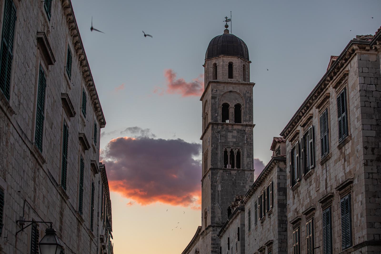 22.09.2022., Stara gradska jezgra, Dubrovnik - Nebo iznad Straduna prilikom zalaska sunca.  Photo: Grgo Jelavic/PIXSELL