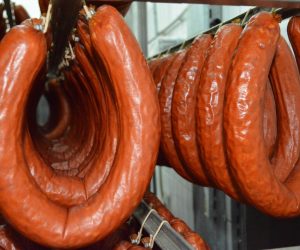 23.03.2015., Koprivnica, Mesna industrija Danica - Koprivnicka Danica  koja zaposljava 500-ak djelatnika jedna je od najvecih hrvatskih mesnih industrija, a koja je u 100% vlasnistvu Podravke. Izgradjena je 1973. godine kao Podravkin mesni kompleks u sklopu industrijske zone na Danici. Proizvodnja kobasicarskih proizvoda iz danasnjeg asortimana zapocinje 1975. godine, a trajne kobasice se proizvode od 1996. godine. Tvrtka Danica d.o.o. postaje 1995. godine, a 1996. izgradjen je novi pogon za proizvodnju kobasica i suhomesnatih proizvoda, a iste godine pocinje i proizvodnja smrznuto oblikovanog mesa. Kvaliteta se jamci certifikatima, HACCP, SOP, ISO 9001:2000, HALAL, HR 139. U sklopu Danice su tvornice, rasijecanje mesa, proizvodnja mesnih konzervi, proizvodnja smrznutih oblikovanih proizvoda, proizvodnja kobasicarskih i suhomesnatih proizvoda, proizvodnja peradarskih proizvoda, te proizvodnja obarenih i polutrajnih kobasicarskih i suhomesnatih proizvoda. Medju ostalim govedji gulas i kokosja pasteta koja se u Podravci proizvode od 1957. godine i danasnji su lider proizvoda s tradicijom. U konzervama se proizvode gotova jela (govedji gulas, grah s kobasicom), pastete, naresci (govedji, pileci, pureci) i jela na bazi mesa (hase, mesni ragu), a pokraj navedenog za trziste se proizvodi i svjeze meso, te smrznuto oblikovano meso (cevapcici, pljeskavice - danburger). Proizvodni pogoni za suhomesnate proizvode, polutrajne kobasice, kobasice i obareno meso. Medju ostalim se proizvode razne vrste salama, pancete, slanina,  kranjske kobasice, rolane lopatice, sunke.     rPhoto: Damir Spehar/PIXSELL