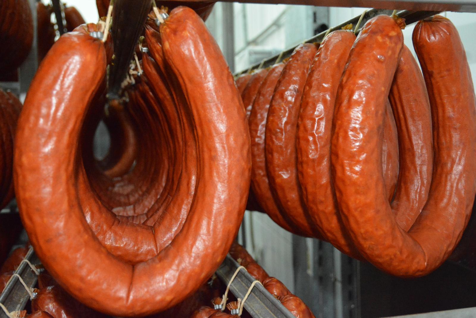 23.03.2015., Koprivnica, Mesna industrija Danica - Koprivnicka Danica  koja zaposljava 500-ak djelatnika jedna je od najvecih hrvatskih mesnih industrija, a koja je u 100% vlasnistvu Podravke. Izgradjena je 1973. godine kao Podravkin mesni kompleks u sklopu industrijske zone na Danici. Proizvodnja kobasicarskih proizvoda iz danasnjeg asortimana zapocinje 1975. godine, a trajne kobasice se proizvode od 1996. godine. Tvrtka Danica d.o.o. postaje 1995. godine, a 1996. izgradjen je novi pogon za proizvodnju kobasica i suhomesnatih proizvoda, a iste godine pocinje i proizvodnja smrznuto oblikovanog mesa. Kvaliteta se jamci certifikatima, HACCP, SOP, ISO 9001:2000, HALAL, HR 139. U sklopu Danice su tvornice, rasijecanje mesa, proizvodnja mesnih konzervi, proizvodnja smrznutih oblikovanih proizvoda, proizvodnja kobasicarskih i suhomesnatih proizvoda, proizvodnja peradarskih proizvoda, te proizvodnja obarenih i polutrajnih kobasicarskih i suhomesnatih proizvoda. Medju ostalim govedji gulas i kokosja pasteta koja se u Podravci proizvode od 1957. godine i danasnji su lider proizvoda s tradicijom. U konzervama se proizvode gotova jela (govedji gulas, grah s kobasicom), pastete, naresci (govedji, pileci, pureci) i jela na bazi mesa (hase, mesni ragu), a pokraj navedenog za trziste se proizvodi i svjeze meso, te smrznuto oblikovano meso (cevapcici, pljeskavice - danburger). Proizvodni pogoni za suhomesnate proizvode, polutrajne kobasice, kobasice i obareno meso. Medju ostalim se proizvode razne vrste salama, pancete, slanina,  kranjske kobasice, rolane lopatice, sunke.     rPhoto: Damir Spehar/PIXSELL