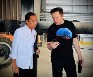 Indonesian President Joko Widodo talks with Founder and CEO of Tesla Motors Elon Musk during their meeting at the SpaceX launch site in Boca Chica, Texas, U.S., May 14, 2022. Courtesy of Laily Rachev/Indonesia's Presidential Palace/Handout via REUTERS  ATTENTION EDITORS - THIS IMAGE HAS BEEN SUPPLIED BY A THIRD PARTY. MANDATORY CREDIT. Photo: INDONESIA'S PRESIDENTIAL PALACE/REUTERS