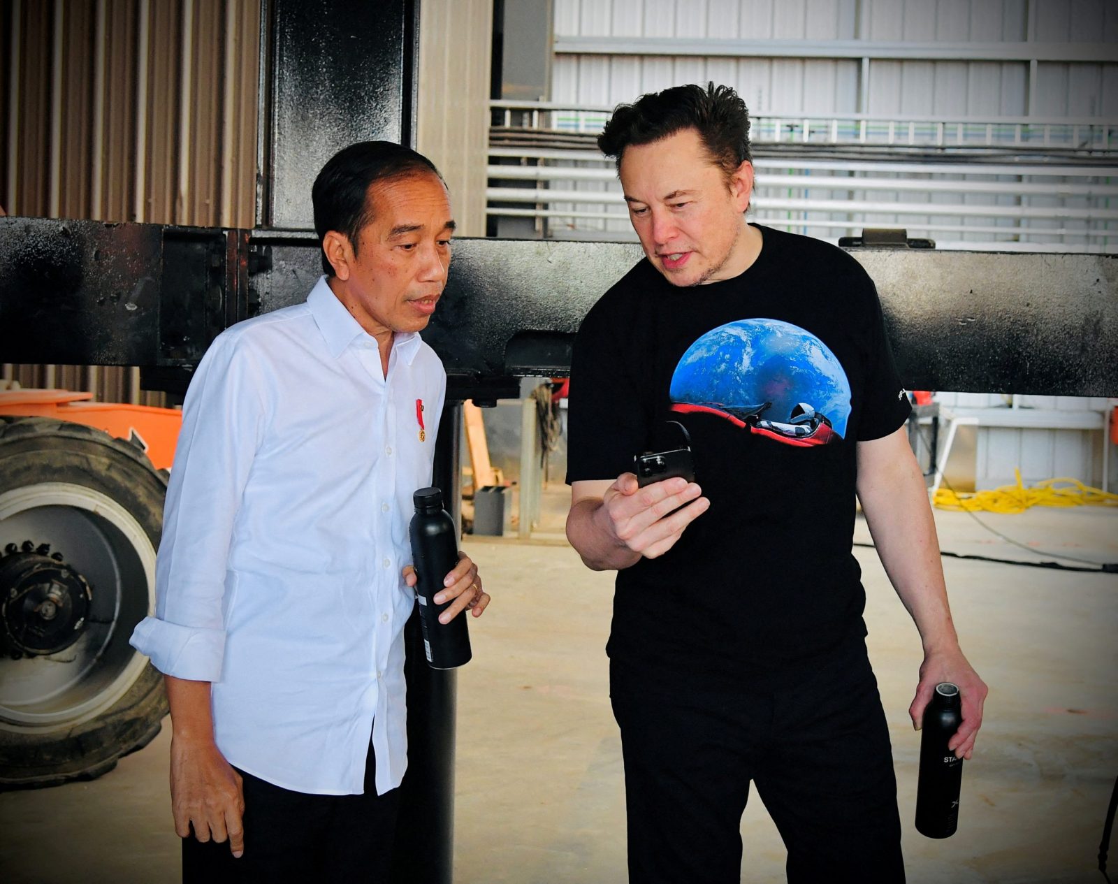 Indonesian President Joko Widodo talks with Founder and CEO of Tesla Motors Elon Musk during their meeting at the SpaceX launch site in Boca Chica, Texas, U.S., May 14, 2022. Courtesy of Laily Rachev/Indonesia's Presidential Palace/Handout via REUTERS  ATTENTION EDITORS - THIS IMAGE HAS BEEN SUPPLIED BY A THIRD PARTY. MANDATORY CREDIT. Photo: INDONESIA'S PRESIDENTIAL PALACE/REUTERS