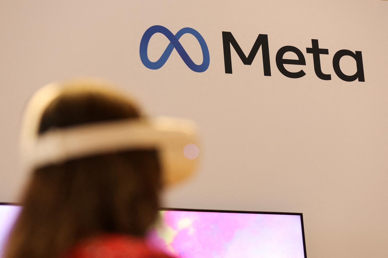 FILE PHOTO: A person uses virtual reality headset at Meta stand during the ninth Summit of the Americas in Los Angeles, California, U.S., June 8, 2022. REUTERS/Mike Blake/File Photo Photo: MIKE BLAKE/REUTERS