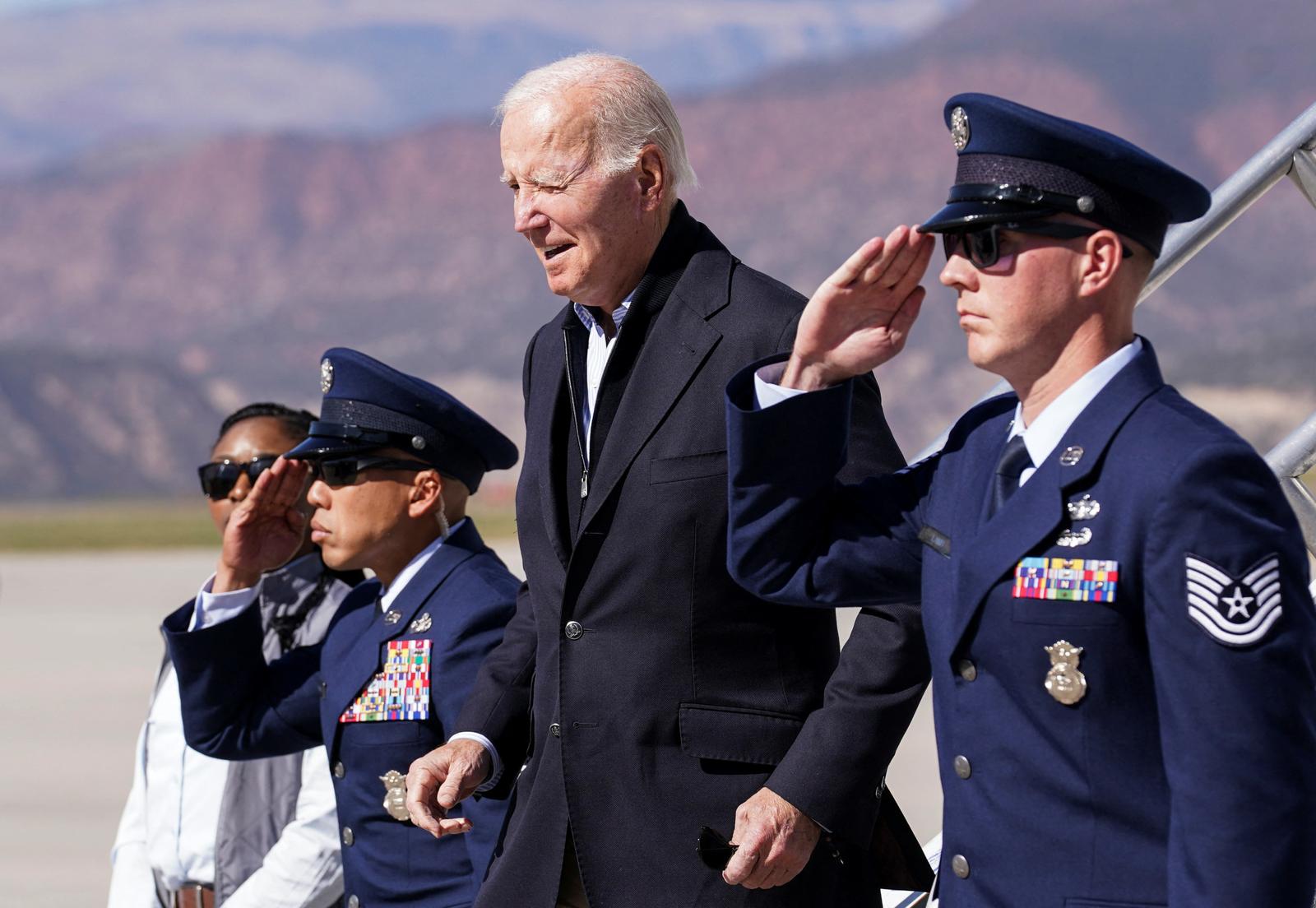 U.S. President Joe Biden disembarks from Air Force One as he arrives at Eagle County Regional Airport in Gypsum, Colorado, U.S., October 12, 2022. REUTERS/Kevin Lamarque Photo: KEVIN LAMARQUE/REUTERS