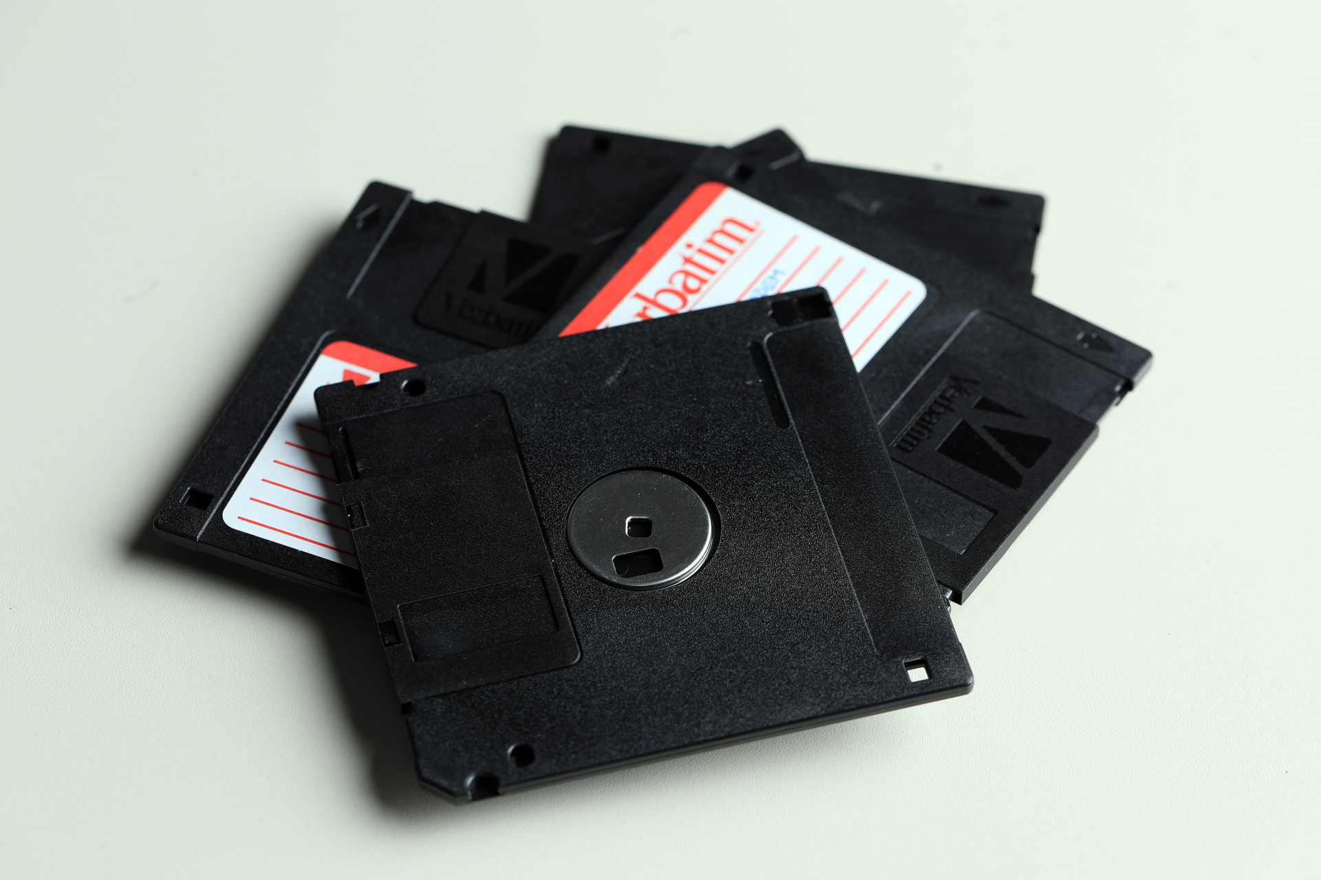 24.08.2018., Zagreb - Disketa (floppy disk) je uredjaj za pohranu podataka unutar racunala koji se sastoji od savitljive (eng. floppy = savitljiv) tanke okrugle ploce presvucene tankim slojem magnetske tvari koja se nalazi unutar jedne plasticne omotnice kvadratnog oblika. Kapacitet diska je 1,44 MB
Photo: Slavko Midzor/PIXSELL