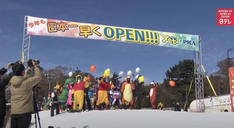 Japan: Na planini Fuji skijaška sezona počela u šarenim kreacijama