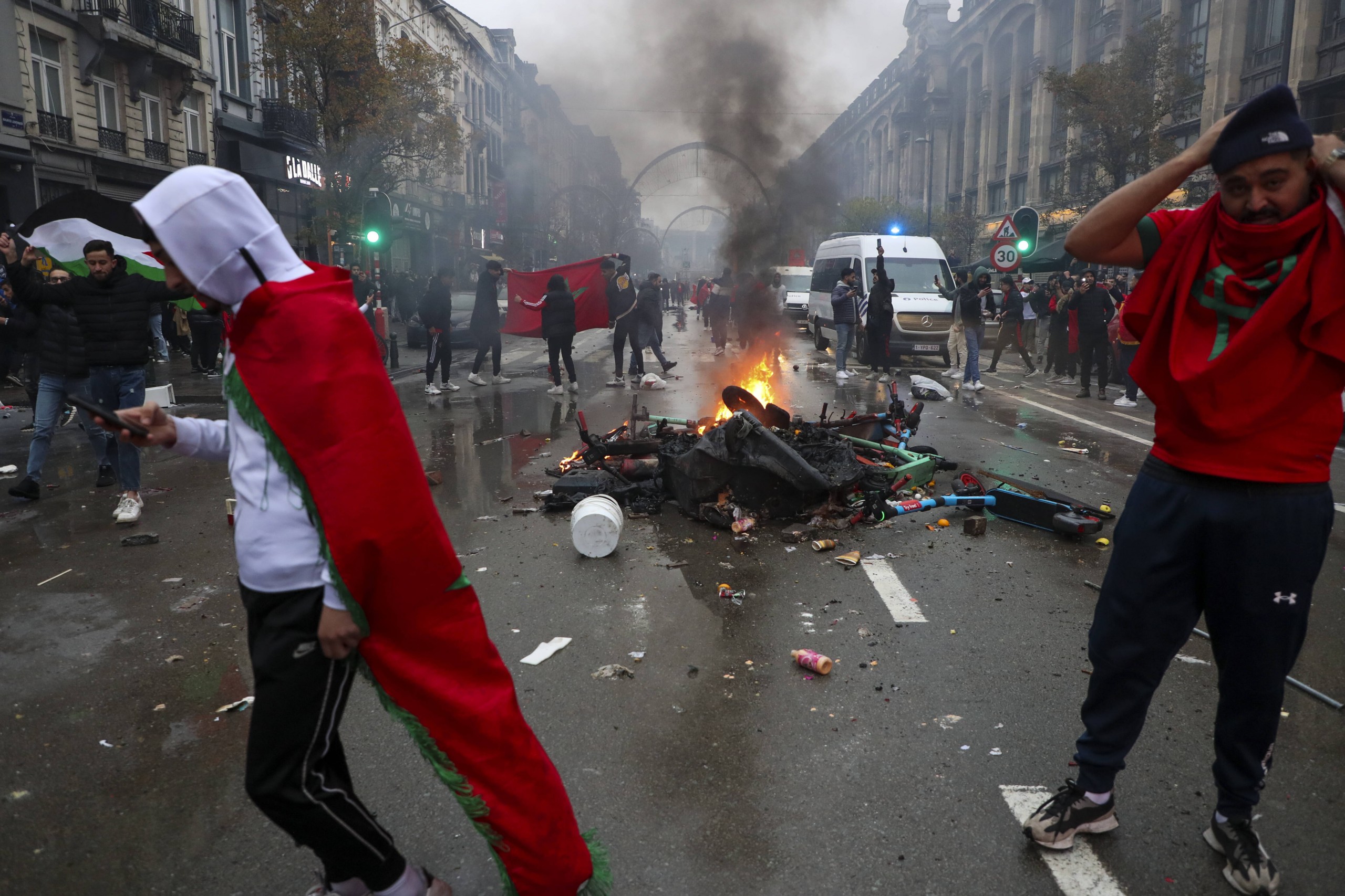 Illustration picture shows incidents during the celebrations of Moroccan supporters and police forces present in the center of Brussels, during a soccer game between Belgium s national team, Nationalteam the Red Devils and Morocco, in Group F of the FIFA 2022 World Cup, on Sunday 27 November 2022. NICOLASxMAETERLINCK PUBLICATIONxNOTxINxBELxFRAxNED x54153232x