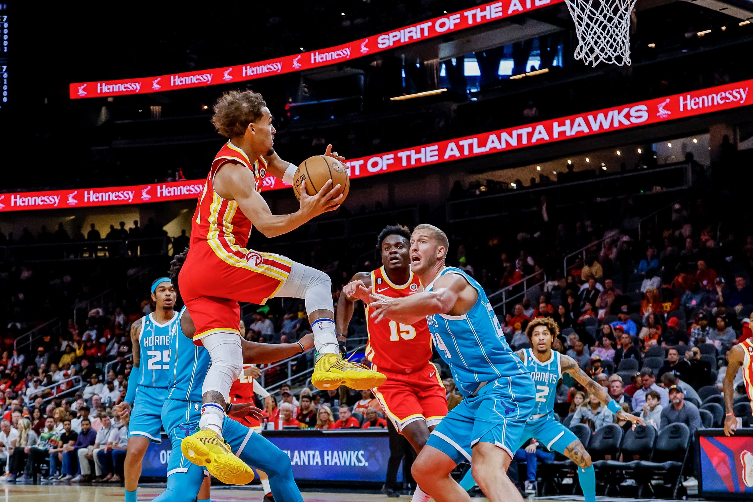 epa10261911 Atlanta Hawks guard Trae Young (L) in action against Charlotte Hornets center Mason Plumlee (R) during the first half of the NBA basketball game between the Charlotte Hornets and the Atlanta Hawks at State Farm Arena in Atlanta, Georgia, USA, 23 October 2022.  EPA/ERIK S. LESSER SHUTTERSTOCK OUT
