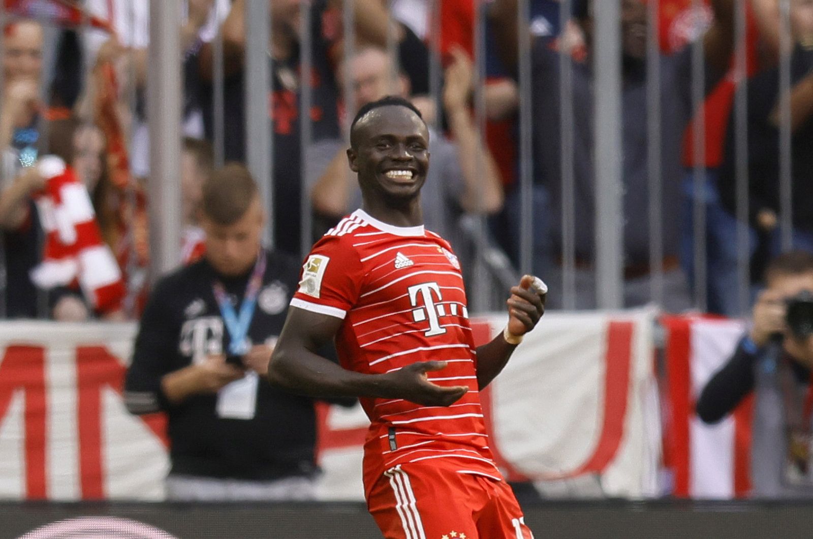 epa10273155 Munich's Sadio Mane (R) celebrates with teammates after scoring the 3-0 lead by penalty during the German Bundesliga soccer match between FC Bayern Munich and FSV Mainz 05 in Munich, Germany, 29 October 2022.  EPA/RONALD WITTEK CONDITIONS - ATTENTION: The DFL regulations prohibit any use of photographs as image sequences and/or quasi-video.