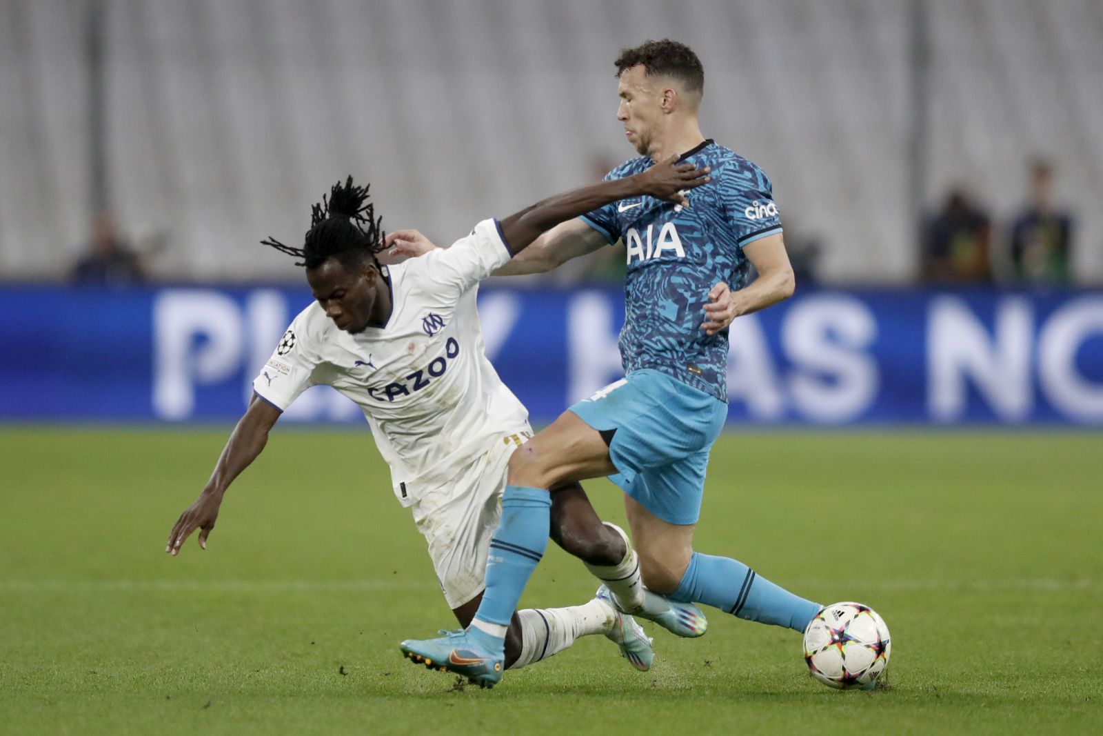epa10280225 Marseille's Issa Kabore (L) and Tottenham's Ivan Perisic (R) in action during the UEFA Champions League group D soccer match between Olympique Marseille and Tottenham Hotspur, in Marseille, France, 01 November 2022.  EPA/GUILLAUME HORCAJUELO