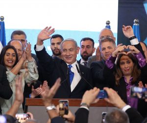epaselect epa10280658 Former Israeli prime minister and leader of the Likud party Benjamin Netanyahu (C) thanks his supporters after speaking at the Likud party final election event in Jerusalem, Israel, 01 November 2022.  EPA/ABIR SULTAN