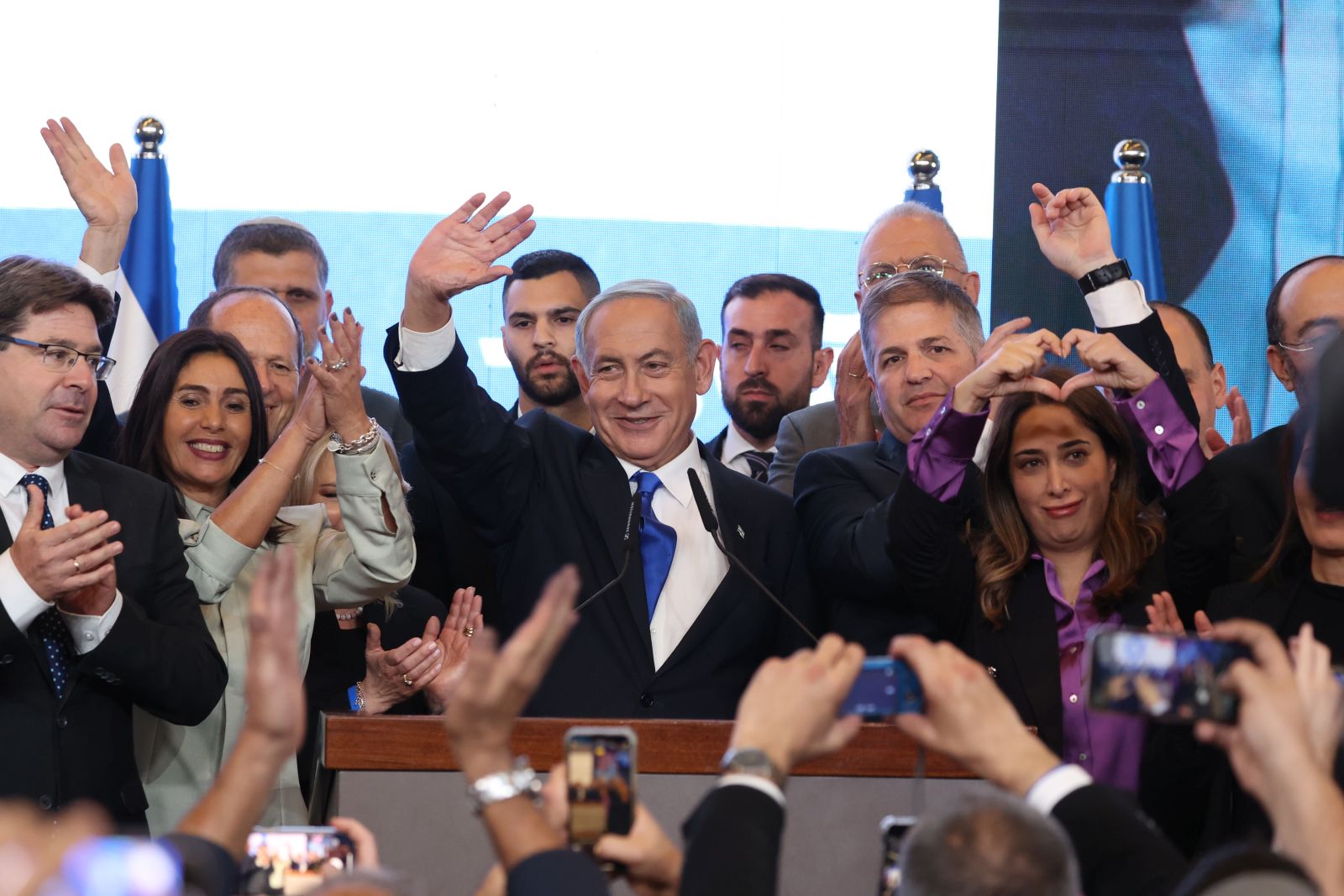 epaselect epa10280658 Former Israeli prime minister and leader of the Likud party Benjamin Netanyahu (C) thanks his supporters after speaking at the Likud party final election event in Jerusalem, Israel, 01 November 2022.  EPA/ABIR SULTAN