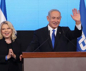 epa10280647 Former Israeli prime minister and leader of the Likud party Benjamin Netanyahu (R) speaks as his wife Sara (L) looks on at the Likud party final election event in Jerusalem, Israel, 01 November 2022.  EPA/ABIR SULTAN