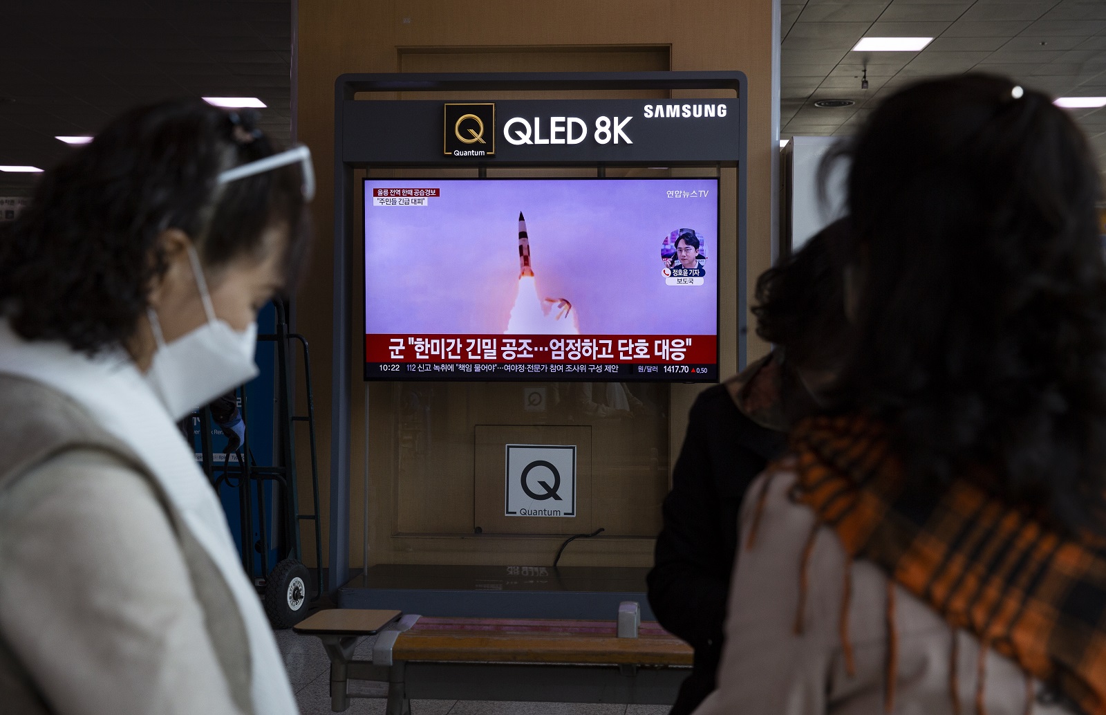 epa10280870 People watch the news at a station in Seoul, South Korea, 02 November 2022. According to South Korea's Joint Chiefs of Staff (JCS), North Korea launched at least three short-range ballistic missiles (SRBMs) into the East Sea, one of which flew across its de facto maritime border with South Korea.  EPA/JEON HEON-KYUN