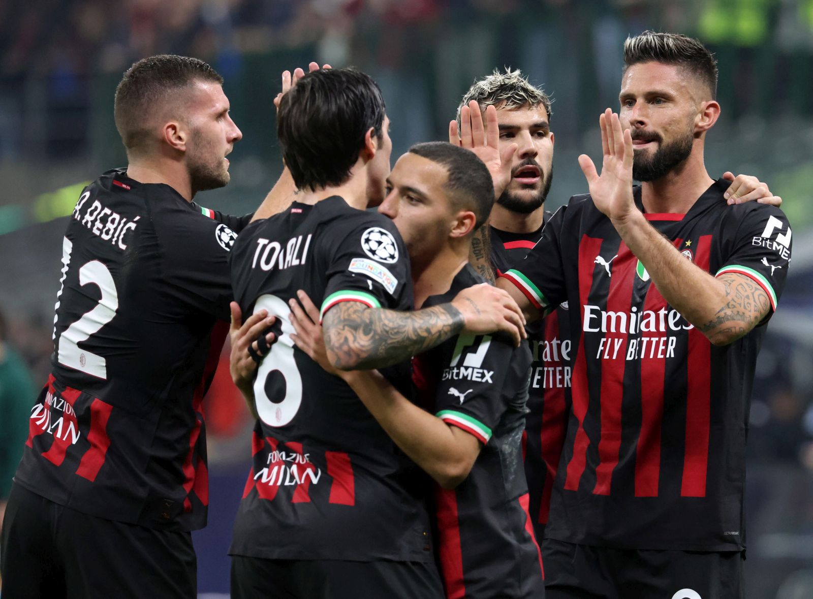 epa10282363 AC Milan's Olivier Giroud (R) celebrates with his teammates after scoring the 1-0 goal during he UEFA Champions League group E soccer match between AC Milan and FC Salzburg, in Milan, Italy, 02 November 2022.  EPA/MATTEO BAZZI