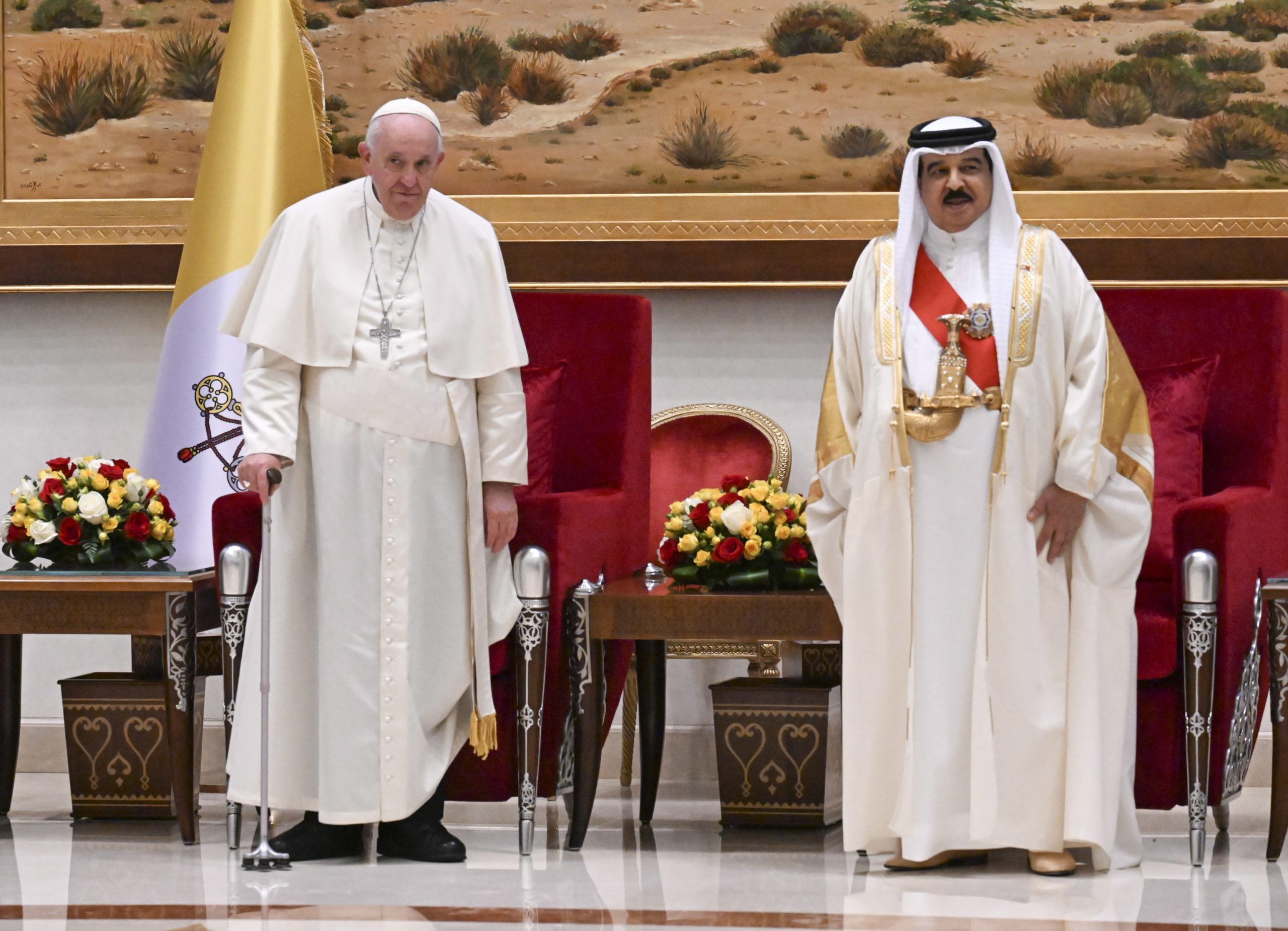epa10283827 Pope Francis (L) is welcomed by the King of Bahrain Hamad bin Isa Al Khalifa, the Prince and Prime Minister and other members of Royal Family, at Awali Air Base, in Awali, Kingdom of Bahrain, 03 November 2022.  EPA/MAURIZIO BRAMBATTI
