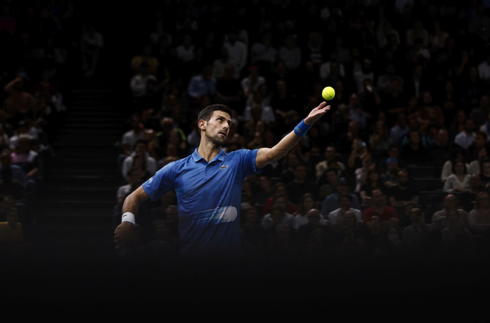 epa10286660 Novak Djokovic of Serbia in action during his quarterfinal match against Lorenzo Musetti of Italy at the Rolex Paris Masters tennis tournament in Paris, France, 04 November 2022.  EPA/YOAN VALAT