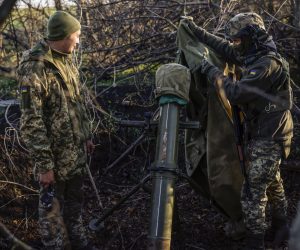epa10292396 Ukrainian serviceman hide a mortar at the frontline at the northern Kherson region, Ukraine, 07 November 2022. Russian troops on 24 February entered Ukrainian territory, starting a conflict that has provoked destruction and a humanitarian crisis.  EPA/HANNIBAL HANSCHKE