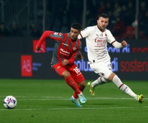 epa10294665 Cremonese's Paolo Ghiglione (L) and Milan's Ante Rebic (R) in action during the Italian Serie A soccer match US Cremonese vs AC Milan in Cremona, Italy, 08 November 2022.  EPA/SIMONE VENEZIA
