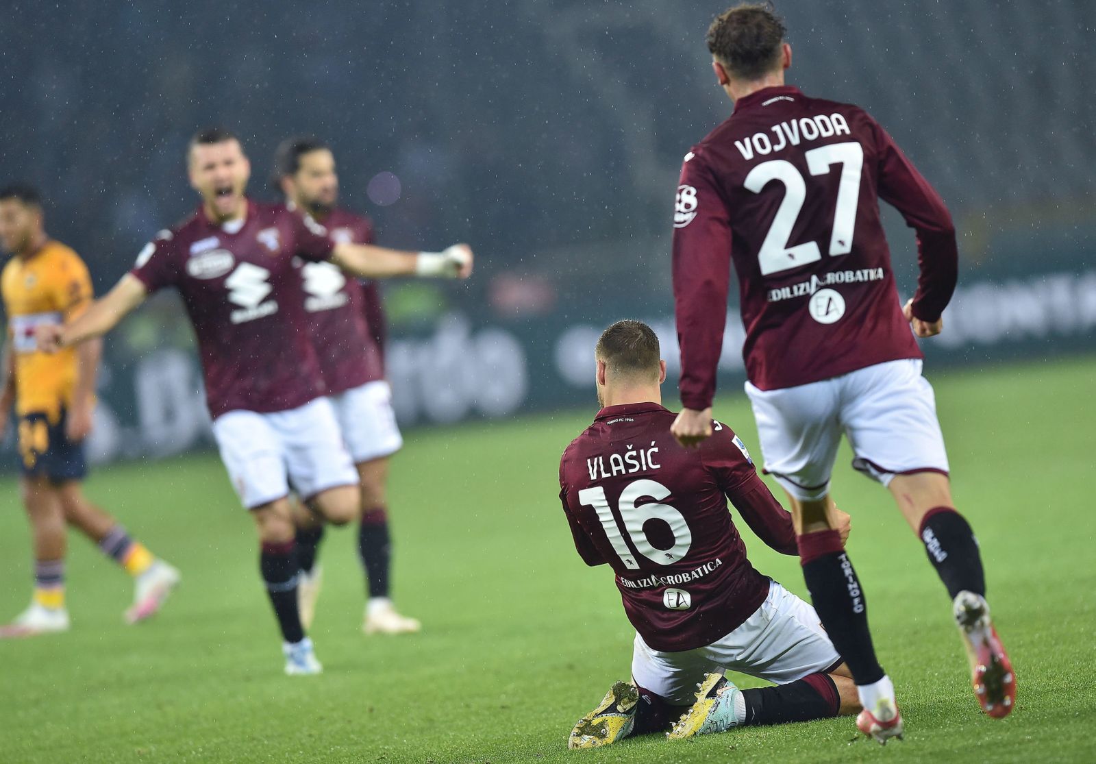 epa10297048 Torino's Nikola Vlasic (2-R) celebrates with teammates after scoring the 2-0 lead during the Italian Serie A soccer match between Torino FC and UC Sampdoria in Turin, Italy, 09 November 2022.  EPA/Alessandro Di Marco