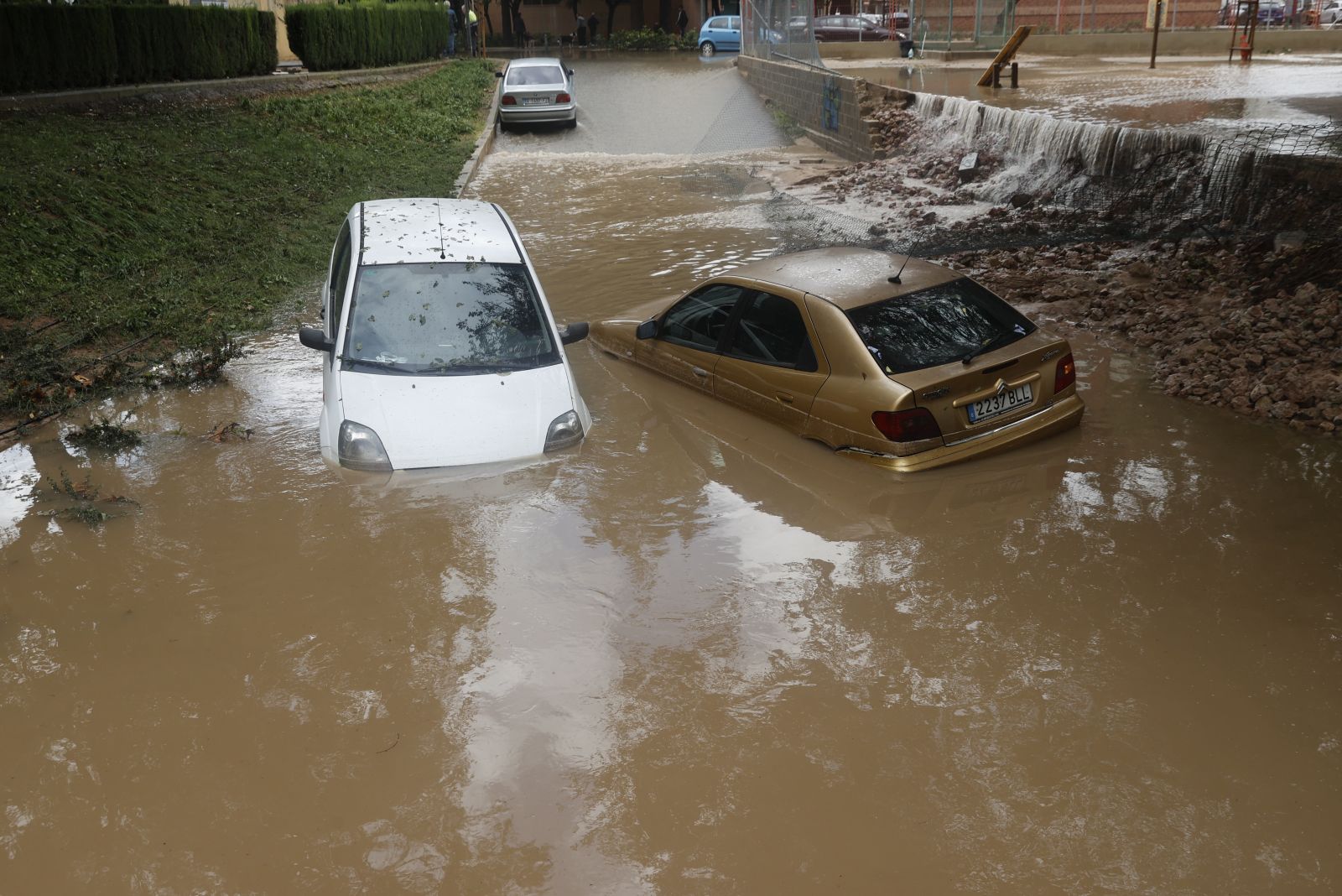 epa10301363 View of a flooded street after heavy rains in Aldaia, Valencia, eastern Spain, 12 November 2022.  EPA/Kai FORSTERLING