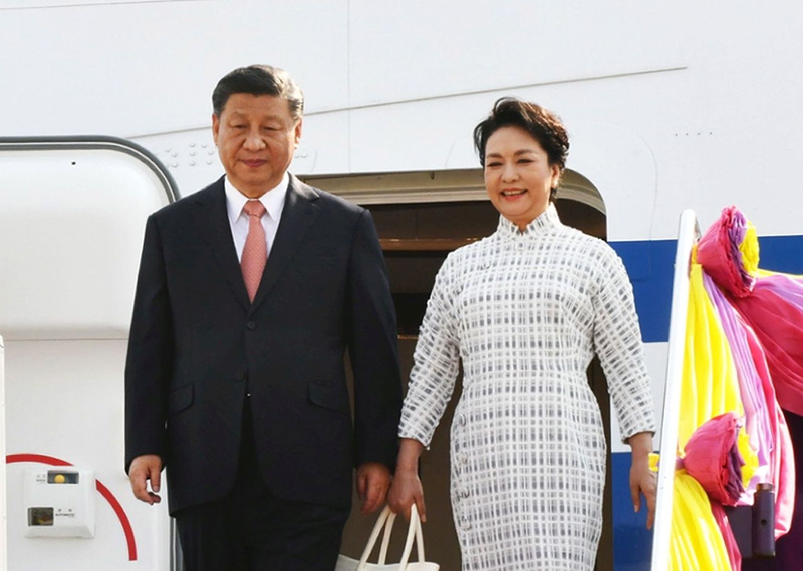 epa10309962 A handout photo made available by the Royal Thai Government shows Chinese President Xi Jinping (L) and his wife Peng Liyuan as they arrive at Bangkok airport to attend the Asia-Pacific Economic Cooperation (APEC) summit in Bangkok, Thailand, 17 November 2022. The APEC Economic Leaders' Meeting will be held from 18 to 19 November 2022 in Bangkok.  EPA/THE ROYAL THAI GOVERNMENT HANDOUT HANDOUT EDITORIAL USE ONLY/NO SALES HANDOUT EDITORIAL USE ONLY/NO SALES