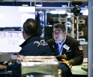 epa10310603 Traders work on the floor of the New York Stock Exchange in New York, New York, USA, 17 November 2022.  EPA/JUSTIN LANE
