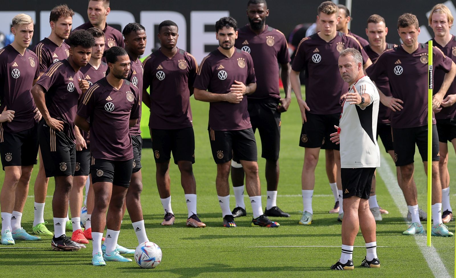 epa10313859 Germany's head coach Hansi Flick (front-R) talks to players during the team's training session in Al Ruwais, Qatar, 19 November 2022. Germany is preparing for the FIFA World Cup 2022 in Qatar with their first match against Japan set for 23 November. The FIFA World Cup Qatar 2022 will take place from 20 November to 18 December 2022 in Qatar.  EPA/FRIEDEMANN VOGEL