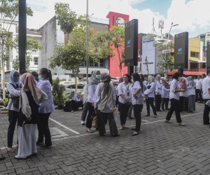 epa10317215 People stay outside amid fears of aftershocks following an earthquake at a business area in Jakarta, Indonesia, 21 November 2022. According to Indonesia's meteorology agency (BMGK) a 5.6 magnitude quake hit southwest of Cianjur, West Java.  EPA/BAGUS INDAHONO