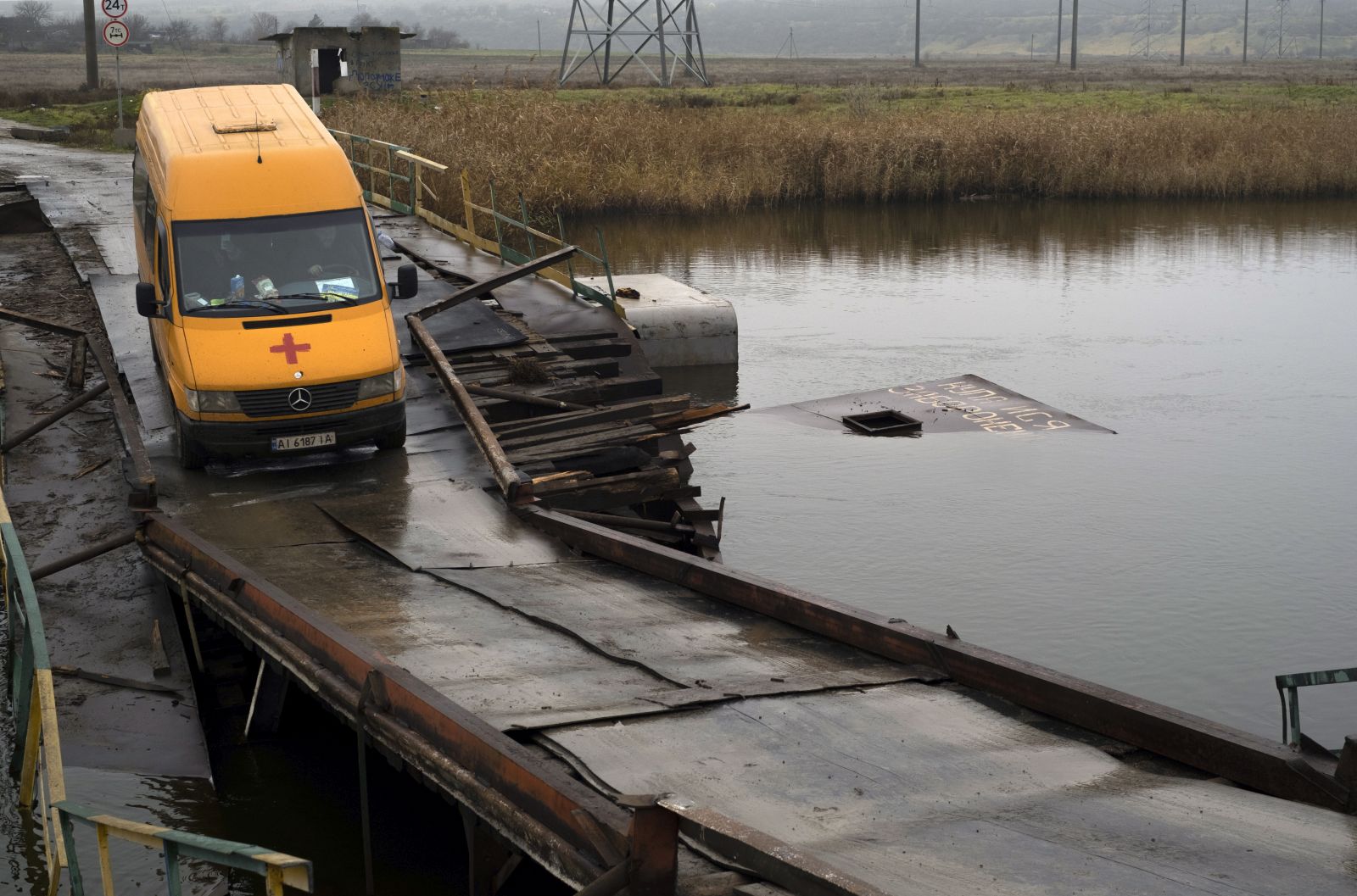epa10317351 A volunteer's car drives on a damaged bridge across the Ingulets river east of Kherson, Ukraine, 20 November 2022 (issued 21 November 2022). That territory does not have electricity, connection, gas, water supply, the possibility to buy food and other indications of civilization. The Ukrainian army is pushing Russian troops from occupied territory in the south of the country in a counterattack. Russian troops entered Ukraine on 24 February 2022 starting a conflict that has provoked destruction and a humanitarian crisis.  EPA/GEORGE IVANCHENKO