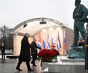 epa10320399 President of Cuba Miguel Diaz-Canel (L) and Russian President Vladimir Putin (2-L) attend an unveiling ceremony of a monument to Fidel Castro in Moscow, Russia, 22 November 202. Cuban President is on official visit to Russia.  EPA/SERGEI SAVOSTYANOV / KREMLIN POOL / SPUTNIK / POOL MANDATORY CREDIT